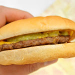 【レシピ】入れ過ぎ注意!! 世界一美味しい「わさびチーズバーガー」の作り方 / マクドナルドのチーズバーガーにわさびを入れるだけ